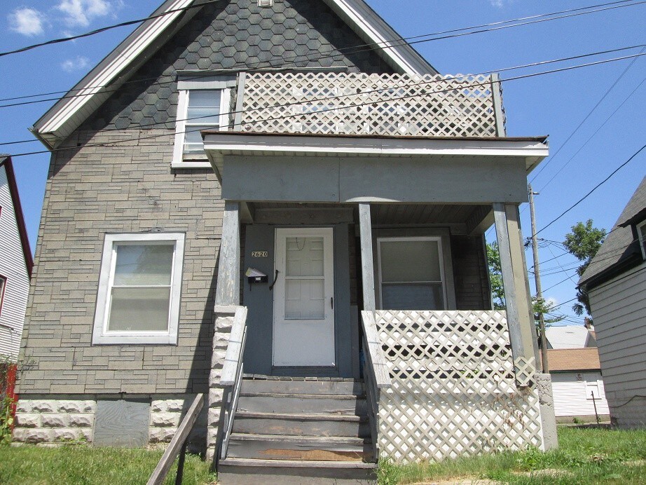 2620A W Locust St in Milwaukee, WI - Building Photo