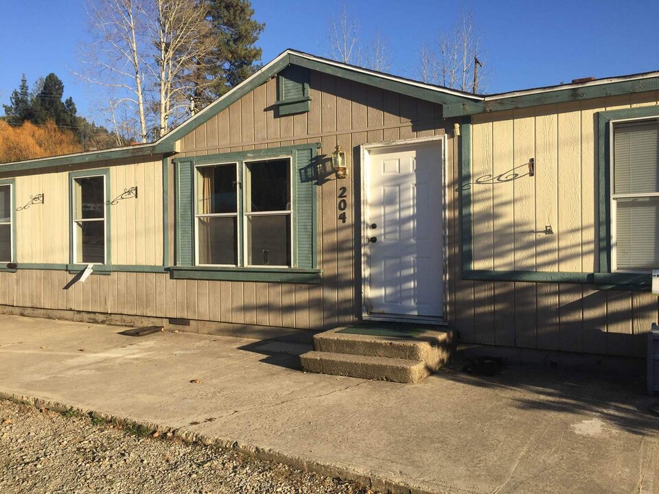 204 River St in Mullan, ID - Building Photo