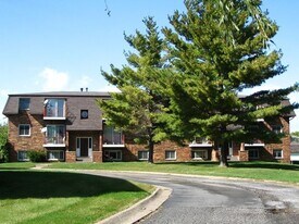 2796 Willow Dr in Bettendorf, IA - Building Photo