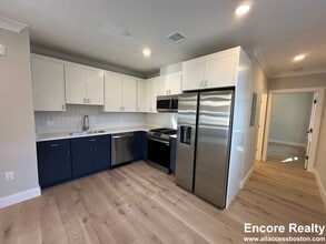 163 Everett St, Unit #102 in Boston, MA - Foto de edificio - Building Photo