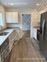 1115 N Main St in Hendersonville, NC - Foto de edificio - Building Photo