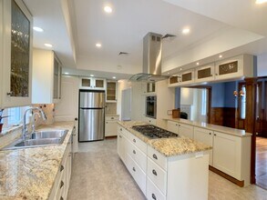 7 Brooks Ave in Newport, RI - Building Photo - Building Photo