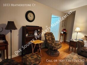 1033 Heatherstone Ct in Winston-Salem, NC - Foto de edificio - Building Photo