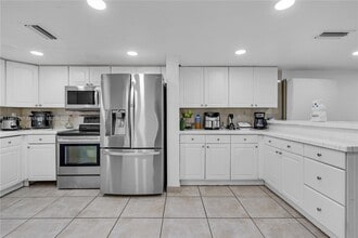 4428 W 10th Ct in Hialeah, FL - Building Photo - Building Photo