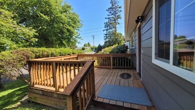 2272 Madrona St in North Bend, OR - Building Photo - Building Photo