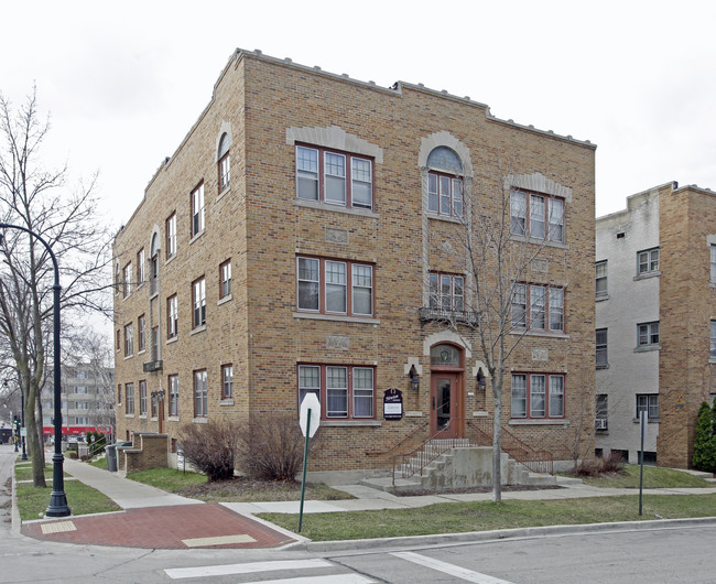 Newton Apartments in Milwaukee, WI - Building Photo - Building Photo