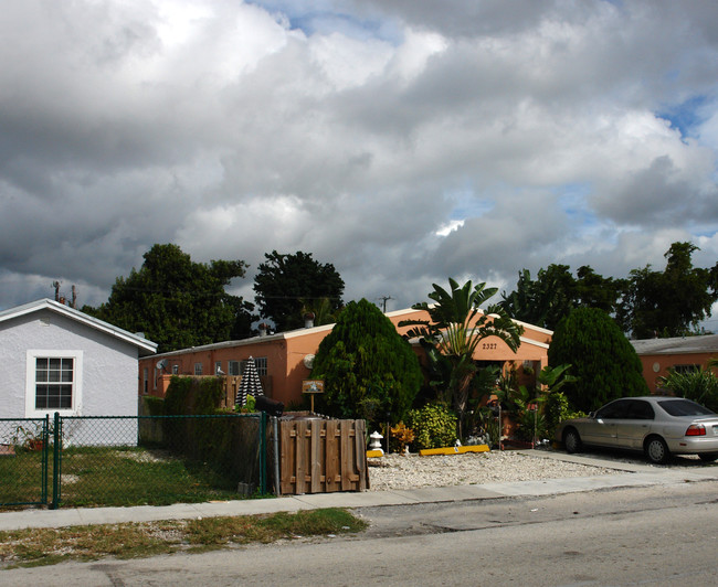 2325-2327 Madison St in Hollywood, FL - Building Photo - Building Photo