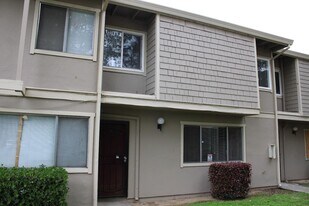 700 Northfield Dr in Sacramento, CA - Building Photo