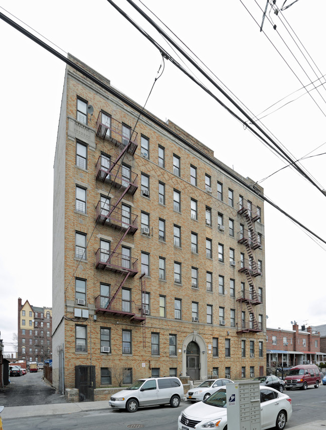 711 E 230th St in Bronx, NY - Building Photo - Building Photo