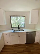 201 Harmons Way in San Marcos, TX - Foto de edificio - Building Photo