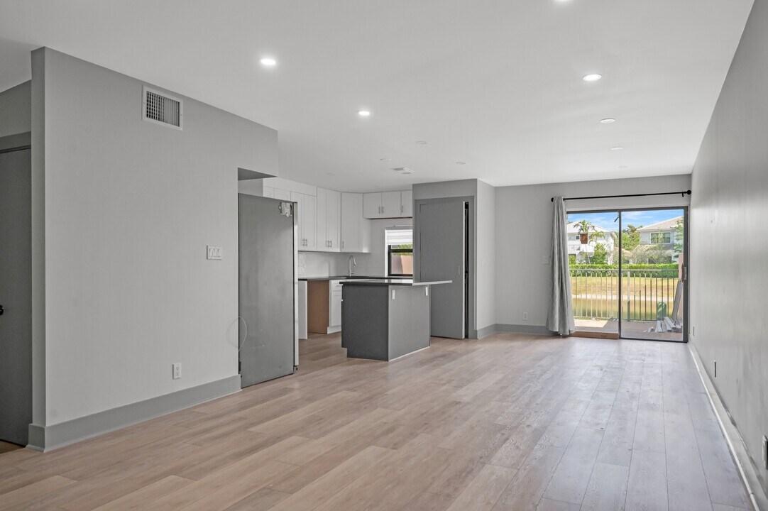 9123 NW 38th Dr in Coral Springs, FL - Building Photo