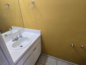 12608 Castle Hill Dr in Tampa, FL - Foto de edificio - Building Photo