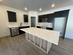 7404 N Paw St in Wasilla, AK - Building Photo - Building Photo