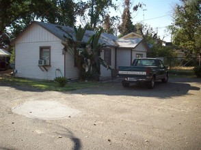 621-627 S Chinowth St in Visalia, CA - Building Photo - Building Photo