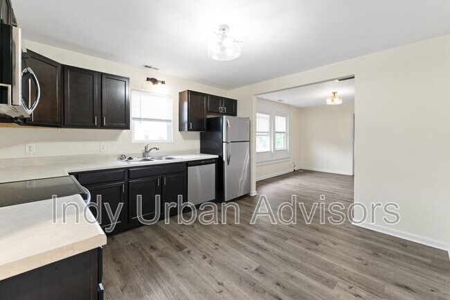 property at 1306 Woodlawn Ave