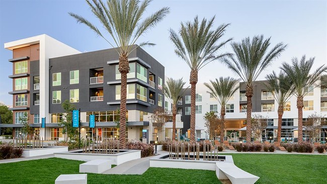 Vantis in Aliso Viejo, CA - Foto de edificio - Building Photo