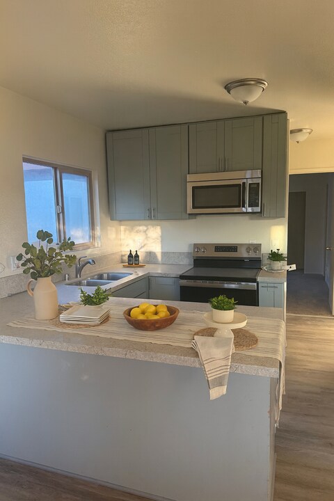 5422 Adobe Falls Rd in San Diego, CA - Building Photo