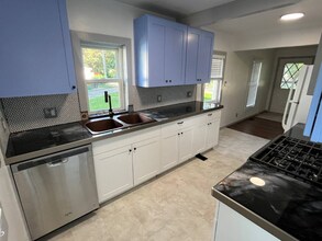 880 Weeks Ave SE in Minneapolis, MN - Building Photo - Building Photo