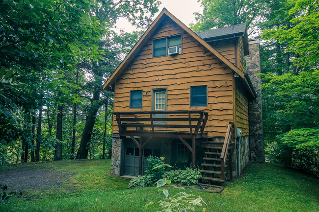 318 W Deep Ford Rd in Lansing, NC - Building Photo - Building Photo