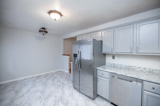 3819 W Warwick Dr in Peoria, IL - Foto de edificio - Building Photo