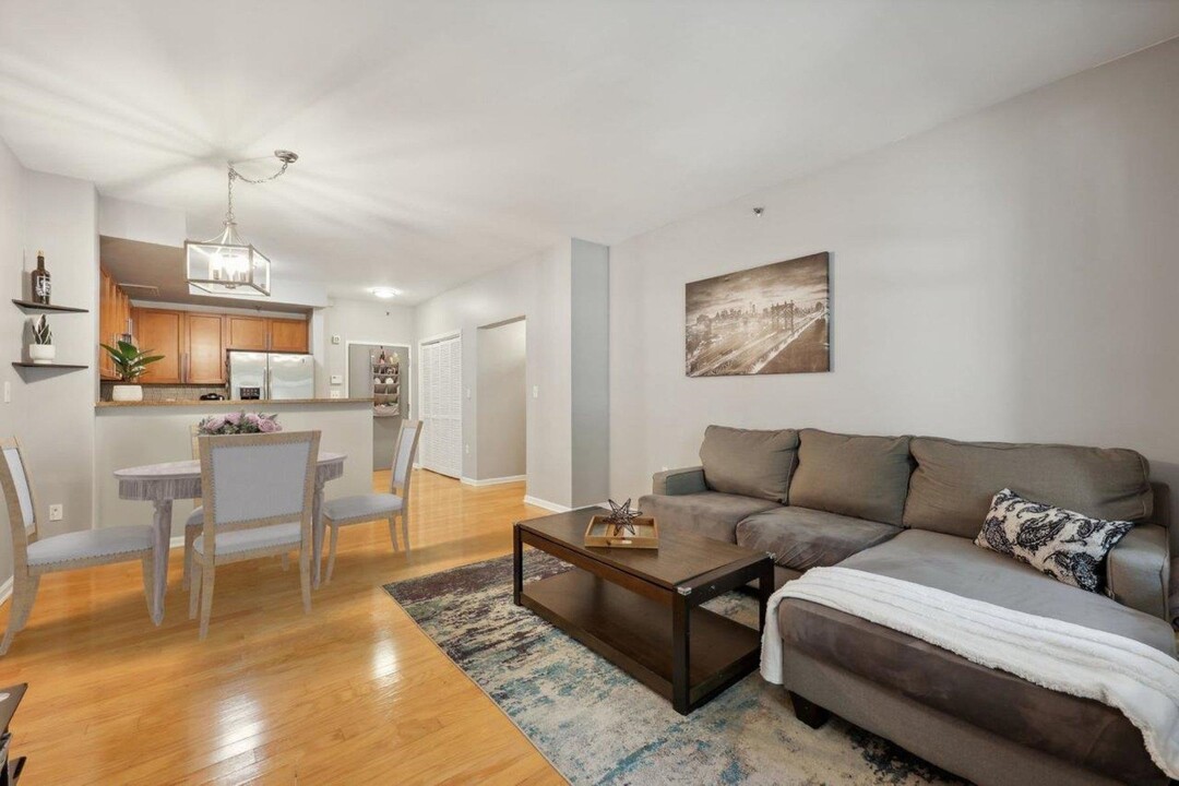 4 Constellation Pl in Jersey City, NJ - Building Photo