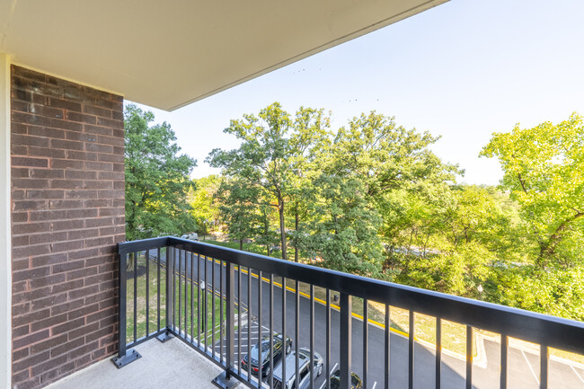 Chateau in Silver Spring, MD - Building Photo - Interior Photo