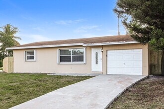 1321 SW 21st Way in Delray Beach, FL - Foto de edificio - Building Photo