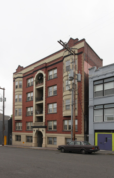 Summit Arms Apartments in Seattle, WA - Building Photo