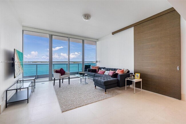 1331 Brickell Bay Dr, Unit 1703 in Miami, FL - Foto de edificio - Building Photo