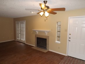 Crossroad Townhomes in Dallas, TX - Building Photo - Interior Photo