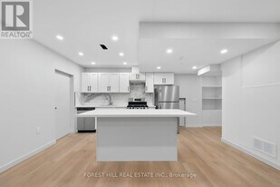 19 Candis Dr in Toronto, ON - Building Photo