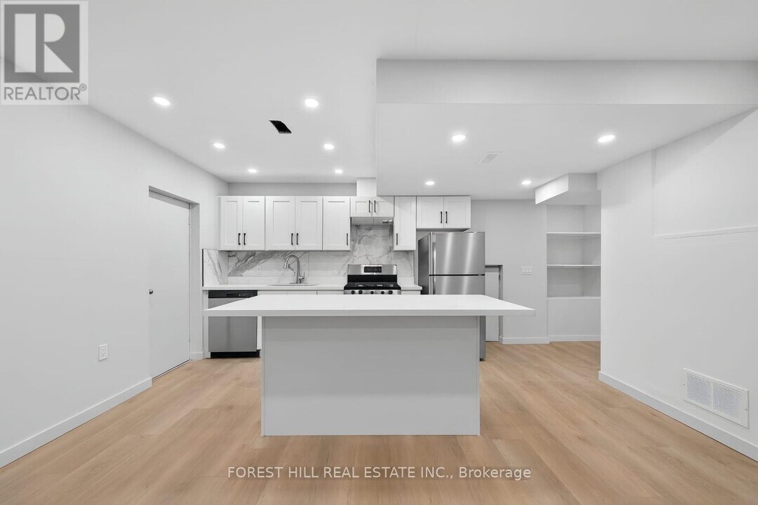 19 Candis Dr in Toronto, ON - Building Photo