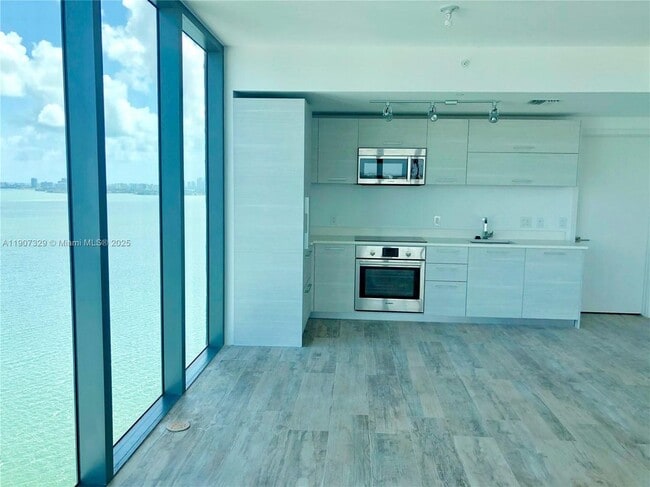 650 NE 32nd St in Miami, FL - Foto de edificio - Building Photo