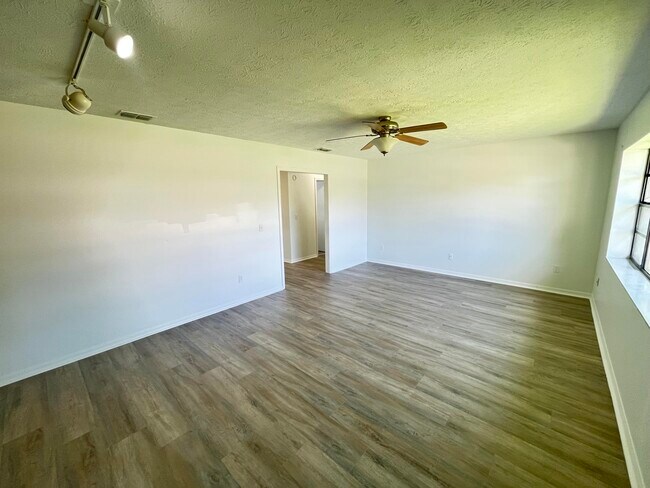574 SW Duval Ave in Port St. Lucie, FL - Building Photo - Building Photo