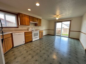 1476 SW 218th Terrace in Beaverton, OR - Building Photo - Building Photo