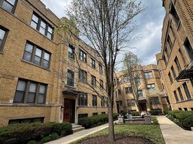 1360 W Estes Ave, Unit 2N in Chicago, IL - Building Photo