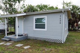 2426 Stella St in Ft. Myers, FL - Foto de edificio - Building Photo