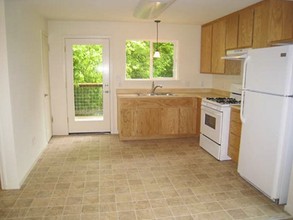 16680 Center Way in Guerneville, CA - Building Photo - Interior Photo