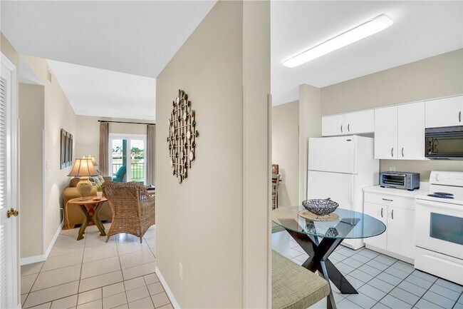 5040 Harmony Cir, Unit 205 in Vero Beach, FL - Foto de edificio - Building Photo