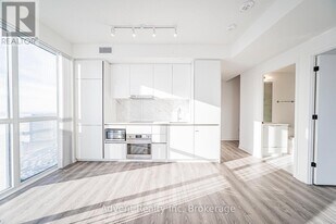 8 Interchange Wy in Vaughan, ON - Building Photo