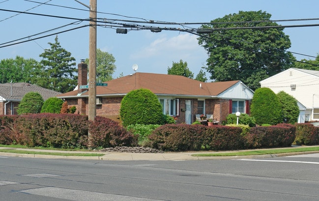 277 Newbridge Rd in East Meadow, NY - Foto de edificio - Building Photo