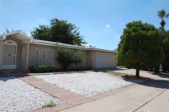 9004 McCabe Dr in El Paso, TX - Building Photo - Building Photo