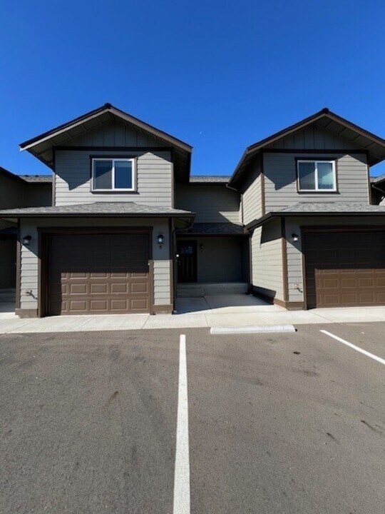 610 Mead Ave in Everson, WA - Foto de edificio