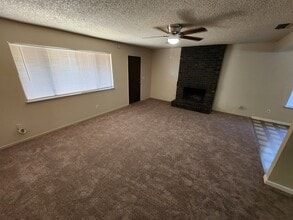 3158 W Austin Way, Unit 102 in Fresno, CA - Foto de edificio - Building Photo