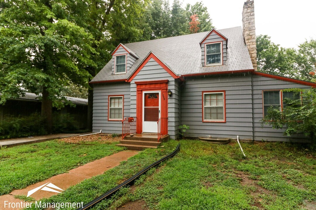1830 Fairchild Ave in Manhattan, KS - Building Photo