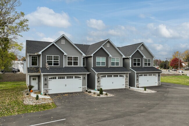 Ravina Townhomes in Sylvania, OH - Foto de edificio - Building Photo