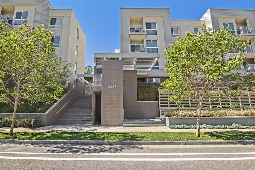 12655 Bluff Creek Dr in Los Angeles, CA - Building Photo