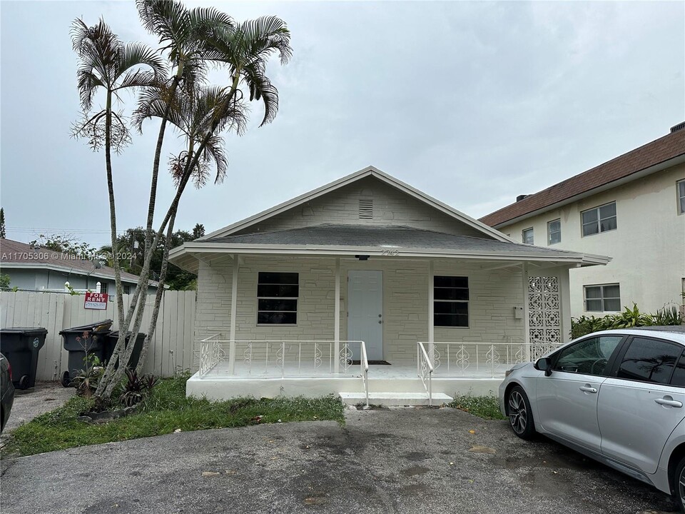 2742 Pierce St in Hollywood, FL - Foto de edificio