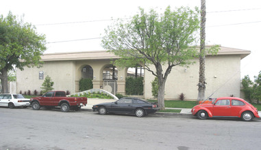 Carlyle Court Apartment Homes in Canoga Park, CA - Foto de edificio - Building Photo