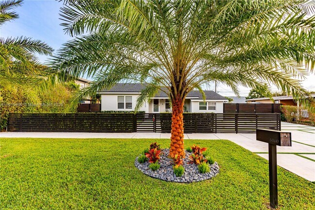 6860 SW 37th St in Miami, FL - Building Photo - Building Photo